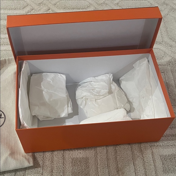 Empty Hermes signature box with shoe bags - Picture 2 of 2